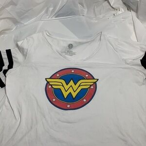WOMEN’S DC Comics White Wonder Woman Logo Black  Striped Sleeve Tee Shirt Size 4